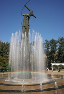 誰(shuí)持彩虹舞噴泉,時(shí)間地點(diǎn)和光線